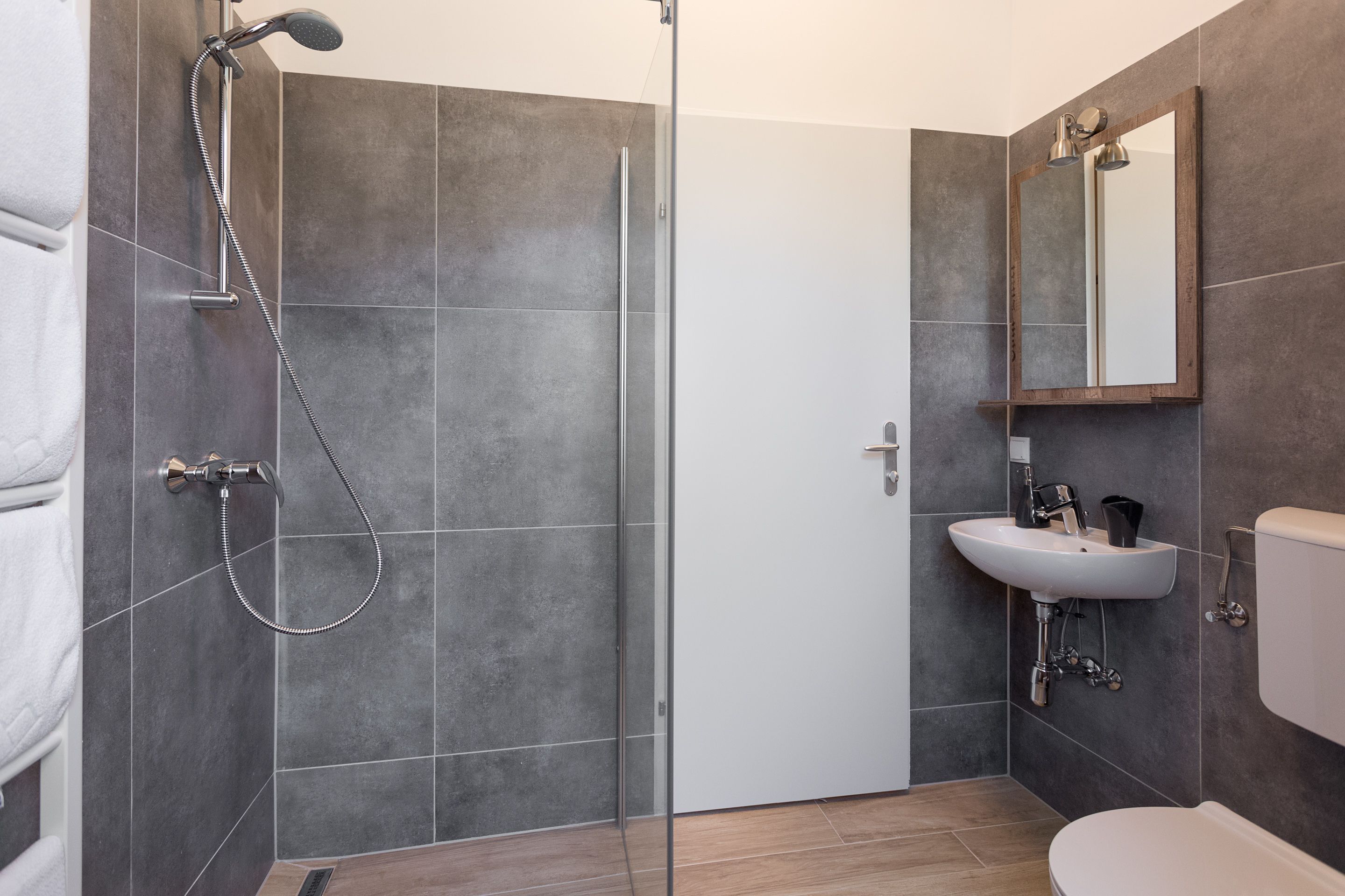 vintage apartment am naschmarkt | bathroom | combined shower/bathtub, hair dryer, towels
