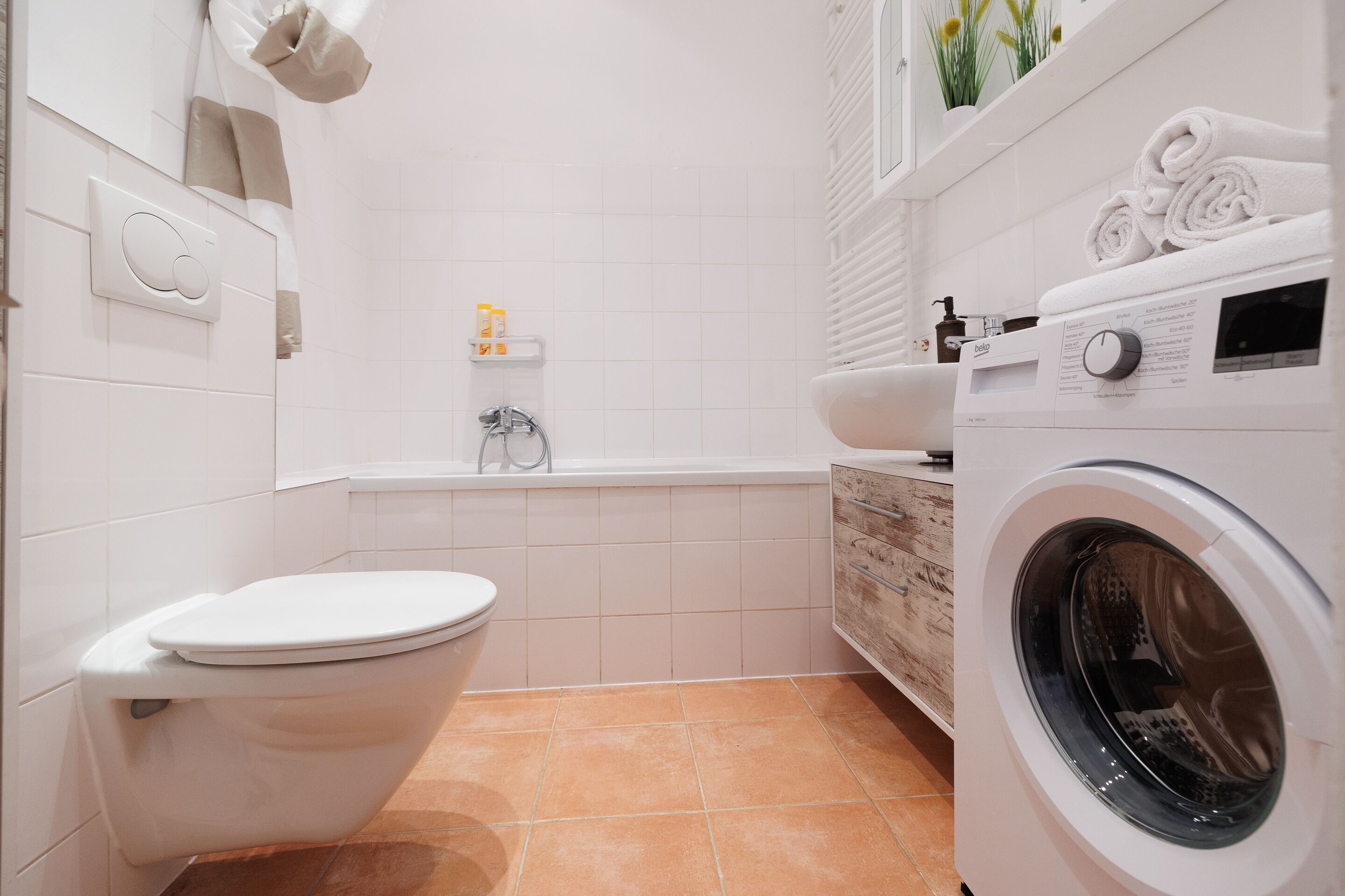 suite am naschmarkt | bathroom | combined shower/bathtub, hair dryer, towels