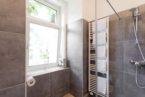 Vintage Apartment am Naschmarkt | Kylpyhuone | Suihkun ja ammeen yhdistelmä, hiustenkuivaaja, pyyhkeet