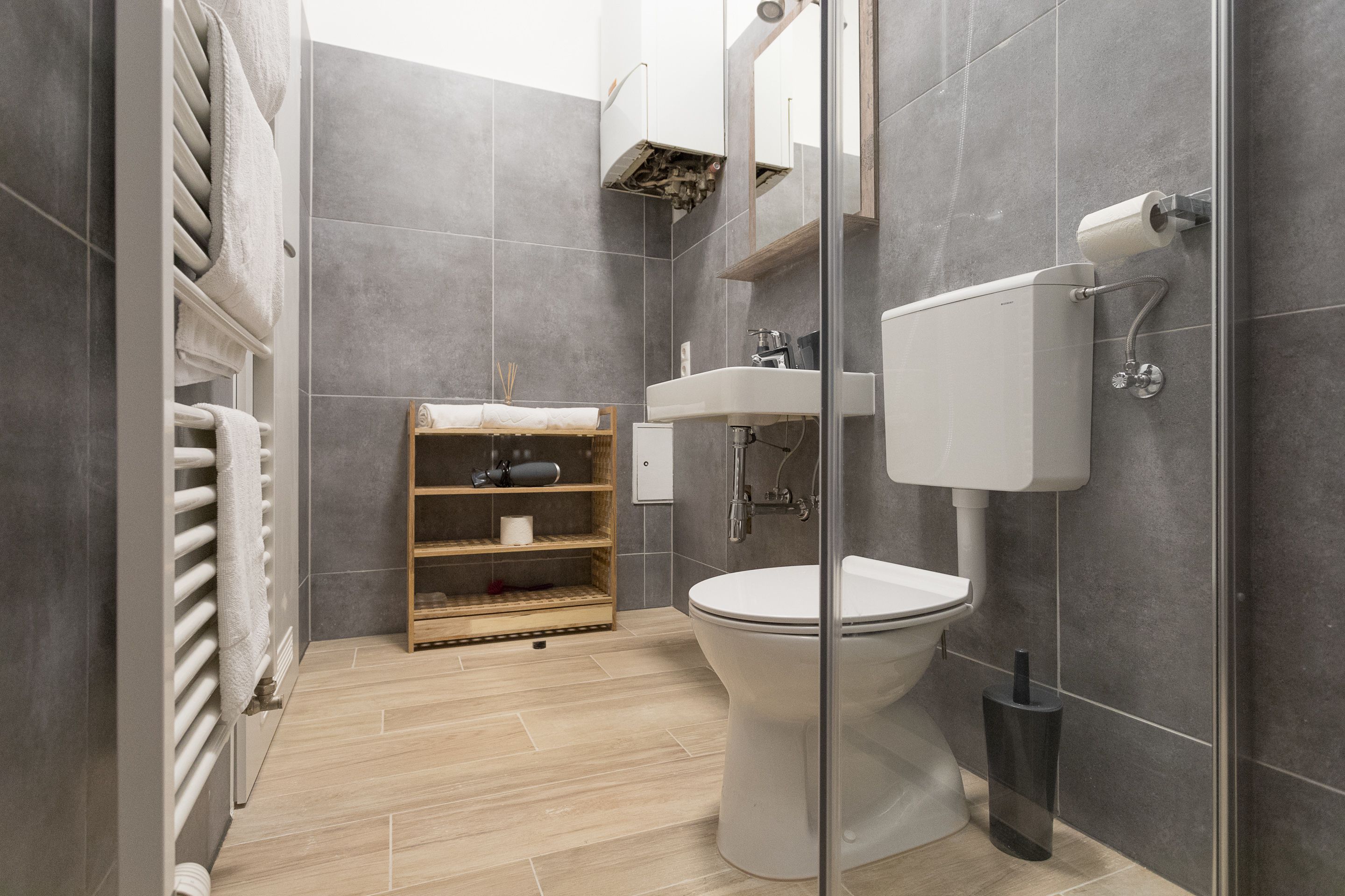 vintage studio am naschmarkt | bathroom | combined shower/bathtub, hair dryer, towels