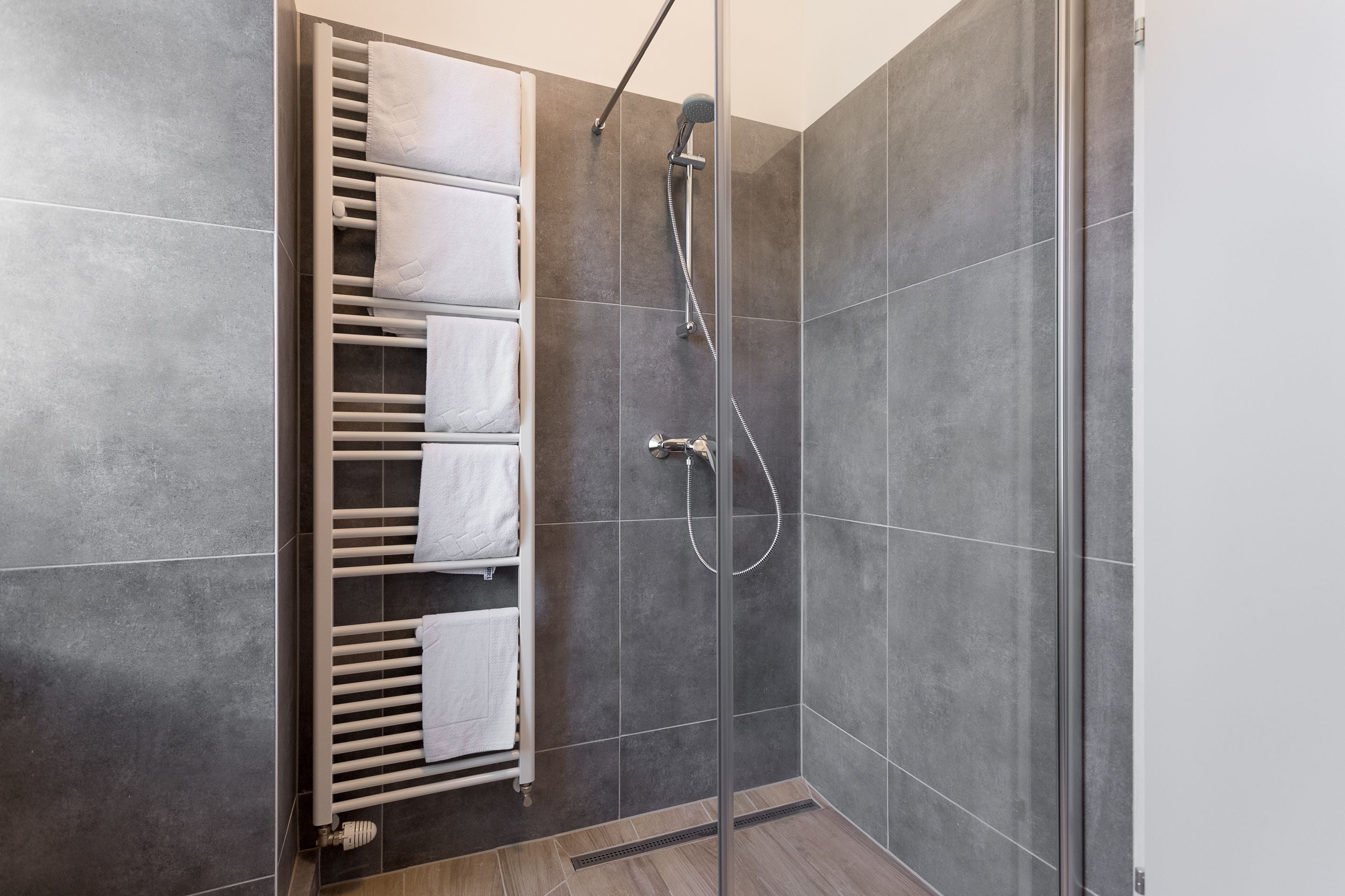 vintage apartment am naschmarkt | bathroom shower