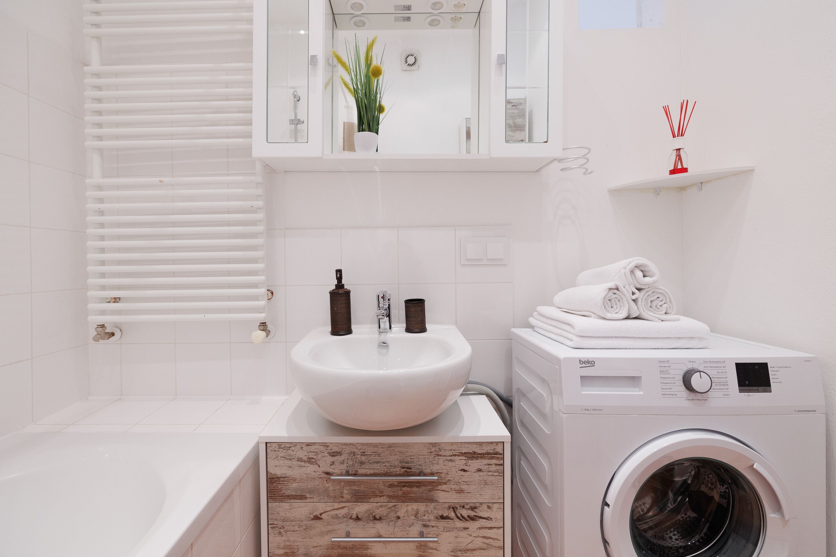 suite am naschmarkt | bathroom | combined shower/bathtub, hair dryer, towels