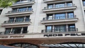 A multi-story building with a storefront labeled "RED'S PLOP" and "RED'S PLOP'S FIRM". - Reda Palas Karanfil (Ankara)