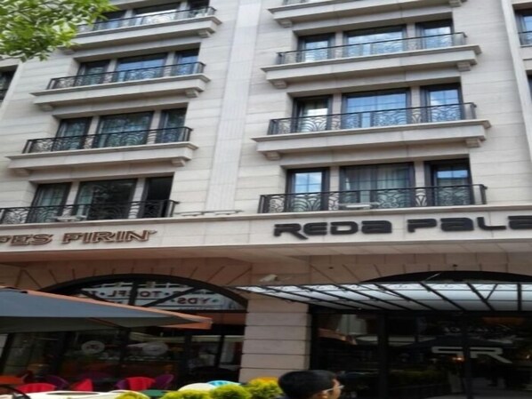 Un edificio de varios pisos con escaparate que muestra la leyenda "RED'S PLOP" y "RED'S PLOP'S FIRM".