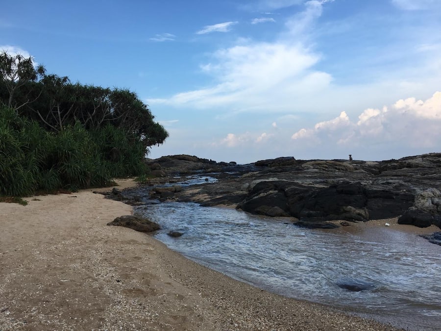 Trên bãi biển, lặn có bình dưỡng khí