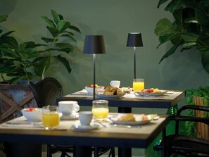 Frokostbuffé hver dag (mot et tillegg)