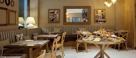 Un comedor acogedor con muebles de madera, una mesa de bufé con pasteles y un espejo grande en la pared.