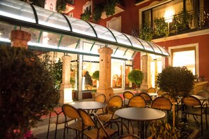 Aperto a colazione, pranzo e cena, cucina italiana 