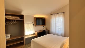 Cubrecamas, minibar y caja de seguridad en la habitación