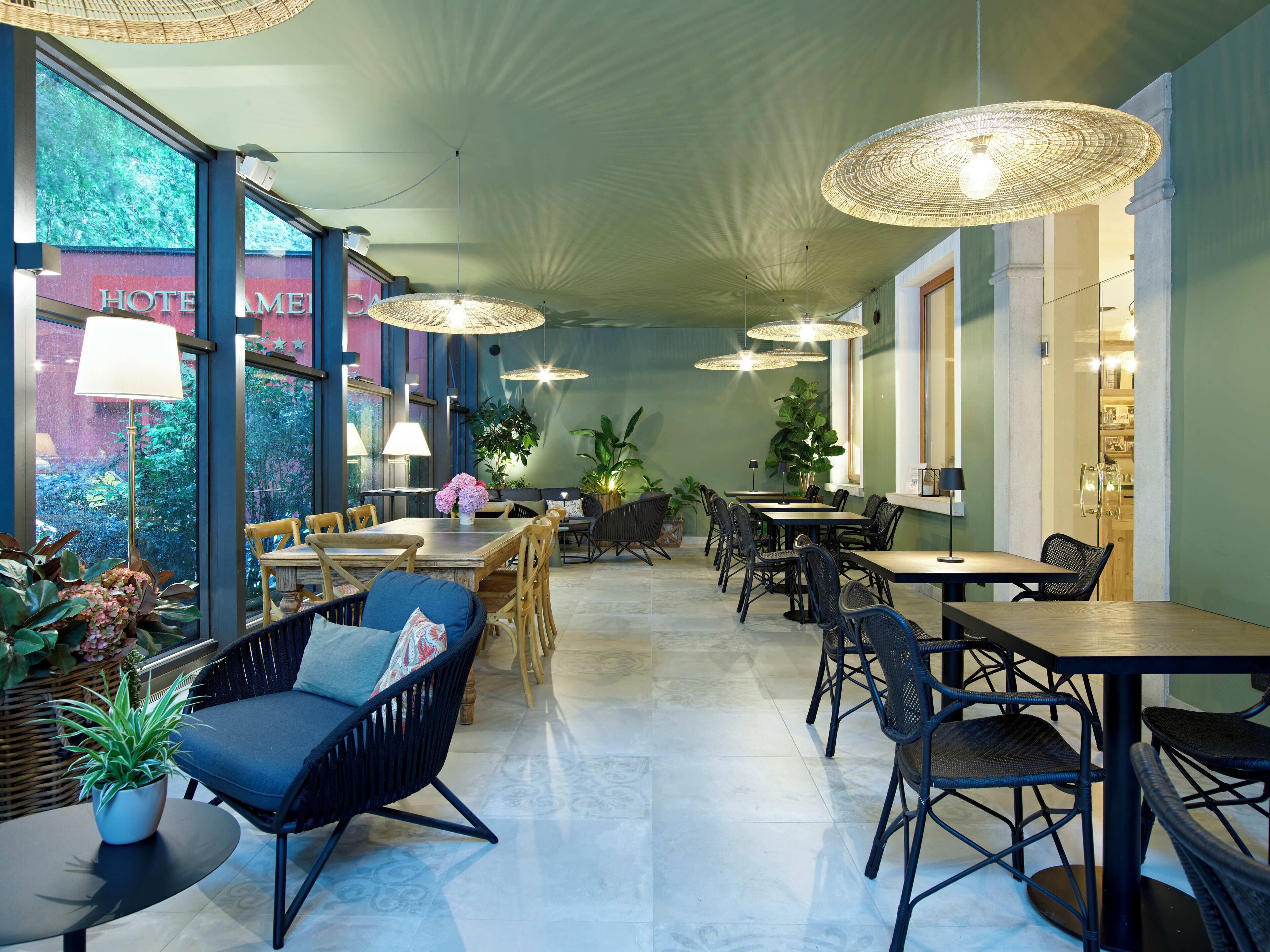 Aperto a colazione, pranzo e cena, cucina italiana 