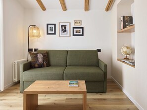 Doppelzimmer, Balkon, Stadtblick | Daunenbettdecken, Minibar, Zimmersafe, individuell dekoriert