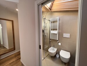 Basic-værelse - 1 stor enkeltseng | Badeværelse | Miljøvenlige toiletartikler, hårtørrer, håndklæder, Sæbe