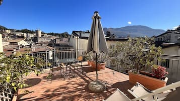 Tweepersoonskamer, balkon, uitzicht op stad | Donzen dekbedden, een minibar, een kluis op de kamer