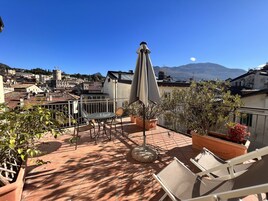 双人房, 阳台, 城市景观 | 羽绒被、迷你吧、客房内保险箱、特色装修