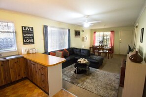 TV, Netflix, DVD player, streaming services - Chillout in Manilla: Relaxing Stay! Book Direct (Manilla)