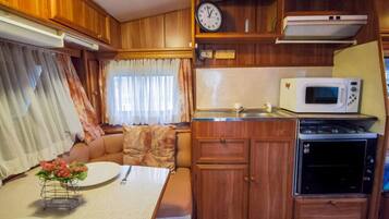 Een koelkast, een magnetron, een oven, een kookplaat