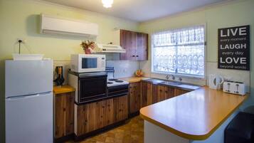 Jääkaappi, mikroaaltouuni, uuni, liesi