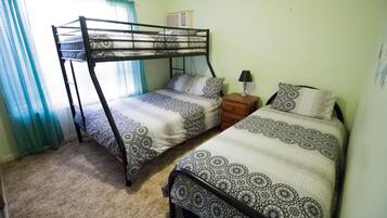 2 slaapkamers, een strijkplank/strijkijzer, gratis internet, beddengoed