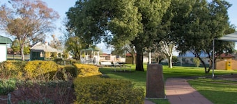 Charming Pet-Friendly Cottage & Caravan | Sleeps 8