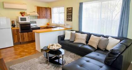 Manilla Cottage - Manilla NSW: FREE WiFi - Pet Friendly - Netflix - Stan - Apple TV - Mt Borah Paragliding - Nature - Lake Keepit - Manilla Cottage - Manilla NSW: FREE WiFi - Pet Friendly - Netflix - Stan - Apple TV - Mt Borah Paragliding - Nature -