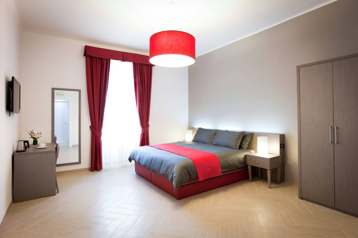 Quarto triplo | Frigobar, cofres nos quartos, individualmente decorados, escrivaninha