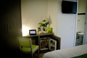 Chambre Classique Double ou avec lits jumeaux, balcon | Mini-réfrigérateur