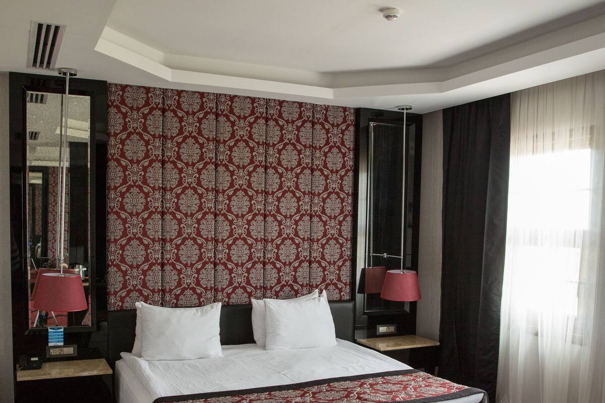 Suite | Free minibar items, in-room safe, soundproofing, iron/ironing board