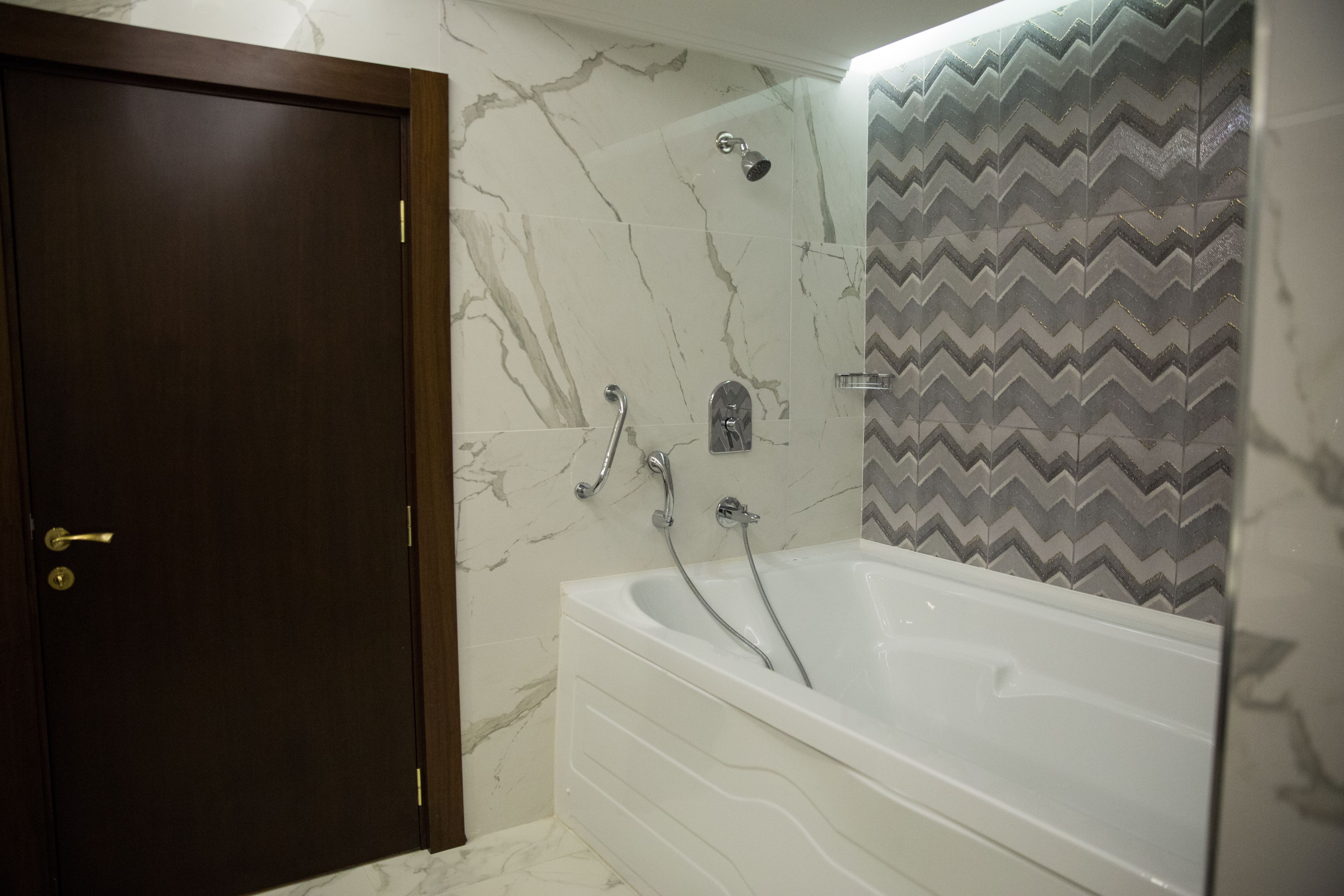 standard room, bathtub | bathroom | free toiletries, hair dryer, bathrobes, slippers