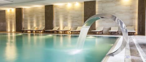 Innendørsbasseng og sesongbasert utendørsbasseng