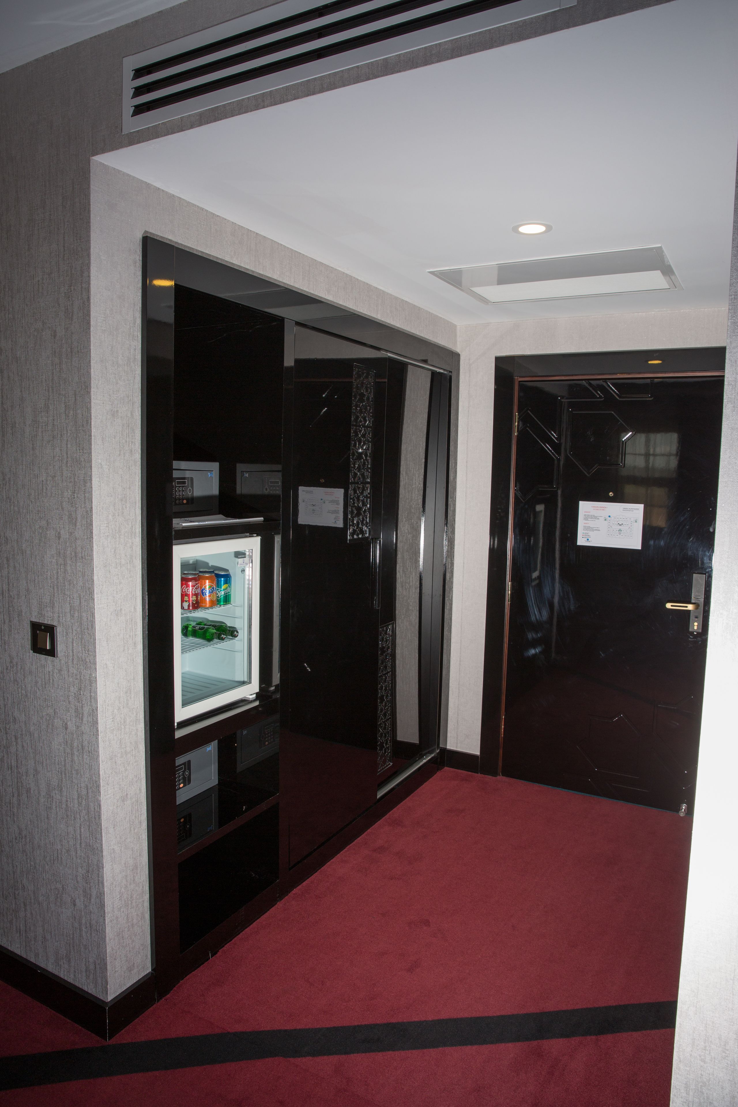 suite | free minibar items, in-room safe, soundproofing, iron/ironing board