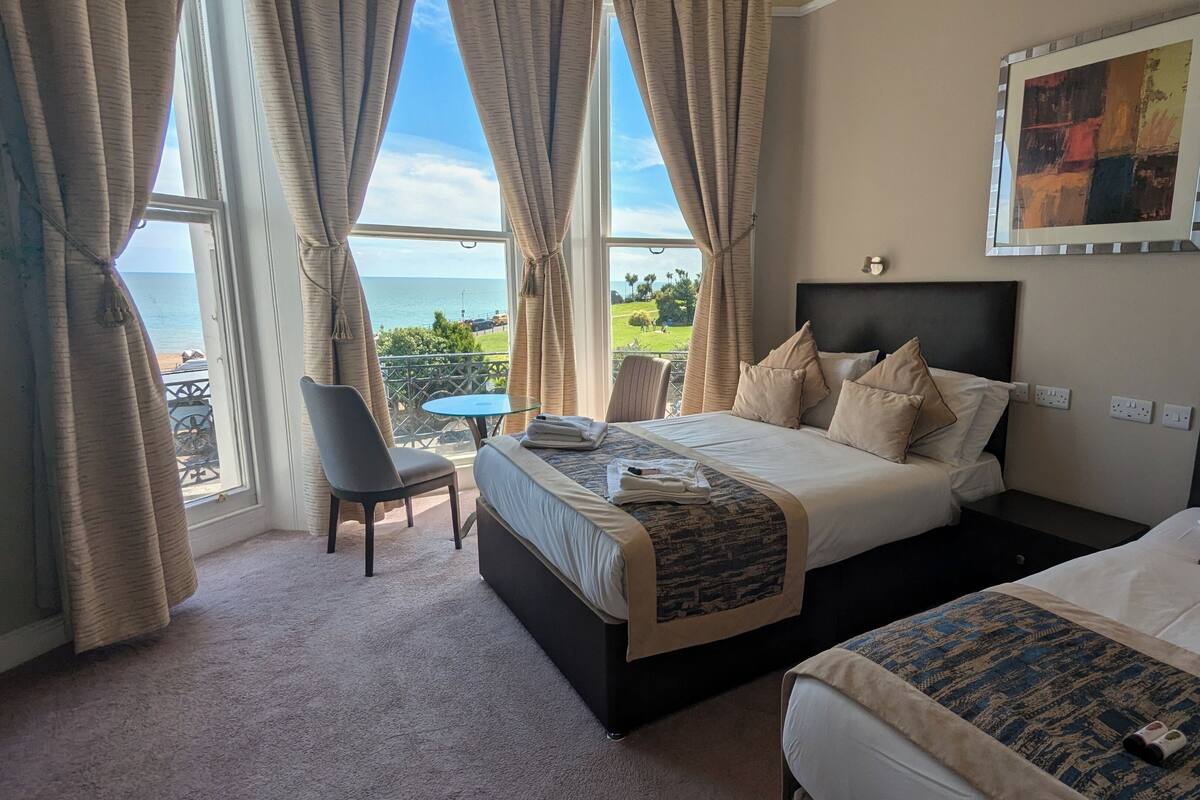 Superior Triple Room with Sea View | 客房內保險箱、書桌、熨斗/熨衣板、免費無線上網