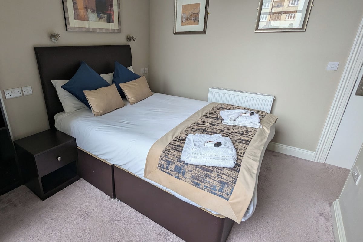 Double Room | Peti besi dalam bilik, meja, seterika/papan seterika, Wi-fi percuma