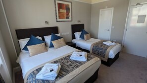 Een kluis op de kamer, een bureau, een strijkplank/strijkijzer