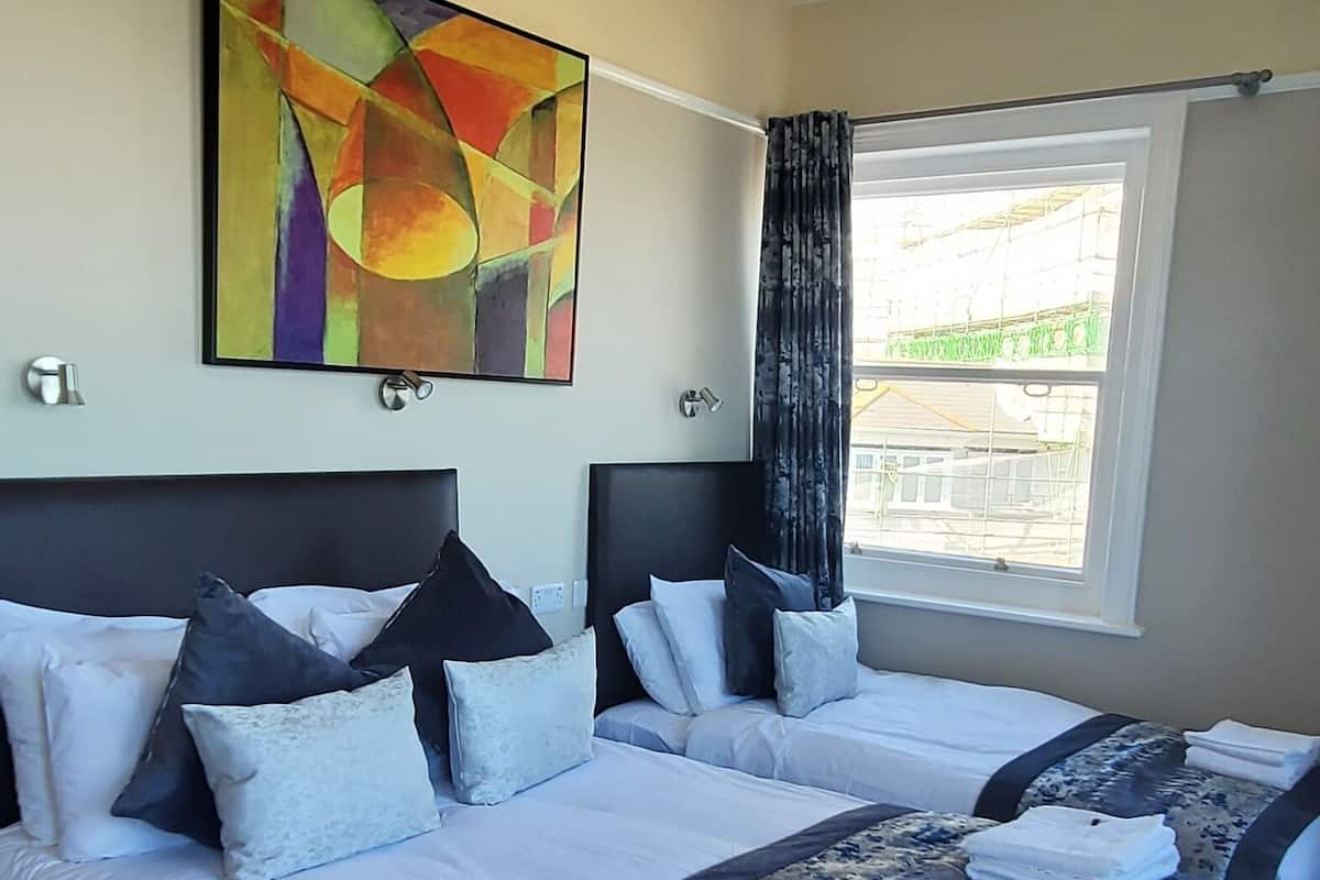 Double Room, Sea View, Sea Facing | Peti besi dalam bilik, meja, seterika/papan seterika, Wi-fi percuma