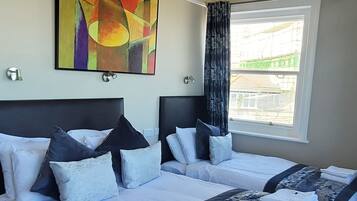 Double Room, Sea View, Sea Facing | Peti besi dalam bilik, meja, seterika/papan seterika, Wi-fi percuma