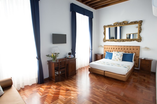 Caja de seguridad en la habitación y tabla de planchar con plancha