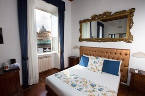 Caja de seguridad en la habitación y tabla de planchar con plancha