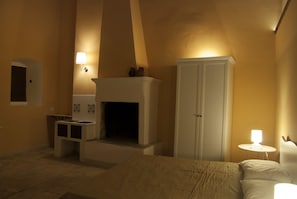 Kahden hengen huone | Ylelliset vuodevaatteet, minibaari, työpöytä, vauvansängyt