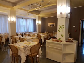 Lunch and dinner served, Italian cuisine