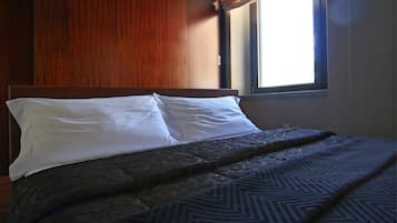 Habitación doble, baño privado | 1 dormitorio, ropa de cama de alta calidad, caja fuerte y escritorio