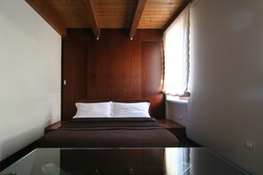 ห้องดับเบิล, ห้องน้ำในตัว | 1 ห้องนอน, เครื่องนอนระดับพรีเมียม, ตู้นิรภัยในห้องพัก, โต๊ะทำงาน