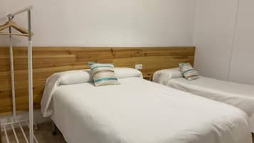 Dreibettzimmer | Verdunkelungsvorhänge, kostenloses WLAN, Bettwäsche