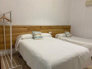 Triple Room | Blackout curtains, free WiFi, bed sheets - Hostal Barbate (Barbate)
