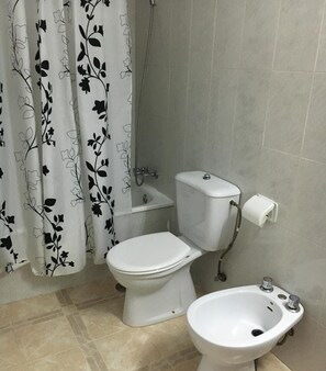 Bathtub, free toiletries, hair dryer, bidet - Hostal Barbate (Barbate)