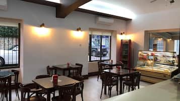 Phục vụ bữa sáng, bữa trưa, bữa tối, món ăn Tây Ban Nha
