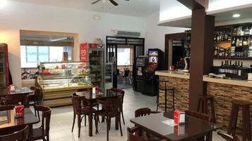 Se sirven desayunos, almuerzos, cenas y cocina española