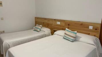 Habitación triple | Cortinas blackout, wifi gratis y ropa de cama