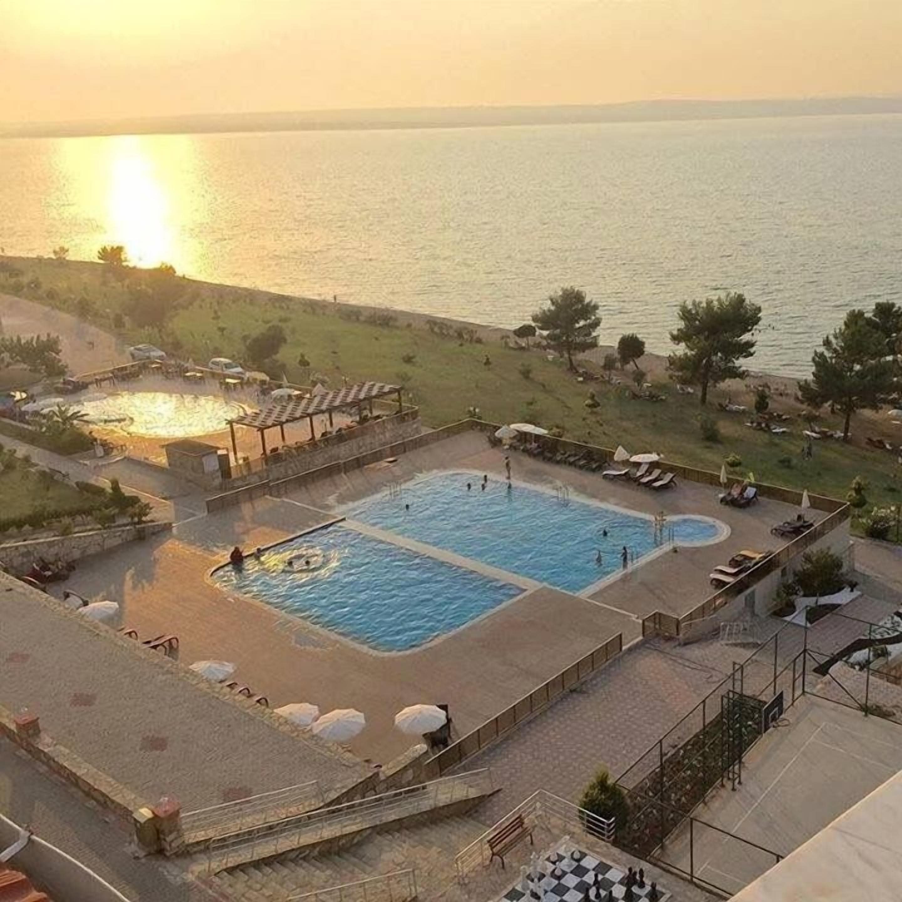 5 outdoor pools, free cabanas, sun loungers