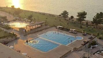 5 outdoor pools, free cabanas, sun loungers