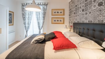 Deluxe appartement, 2 slaapkamers | 2 slaapkamers, luxe beddengoed, een bureau, een strijkplank/strijkijzer